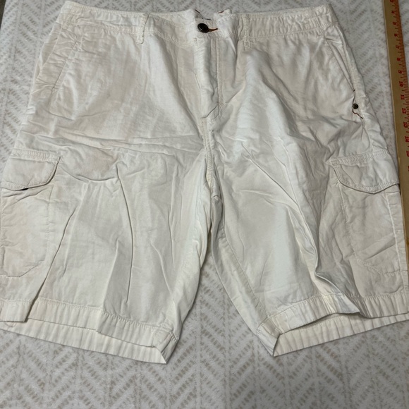 Tommy Bahama Men's White Cargo Shorts 38 - Picture 1 of 7
